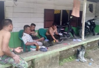 Suasana Makan Bersama Antara Satgas Pra TMMD dan Orang Tua Asuh