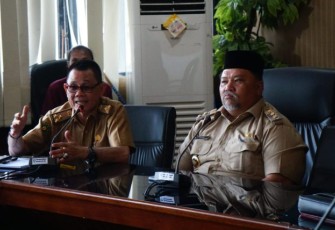 Wakil Bupati Bengkulu Selatan Rifai Tajuddin Didampingi Asisten I Setda Bengkulu Selatan Yunizar Hasan Pimpin Rapat 