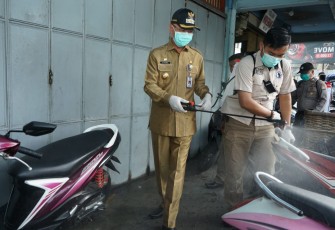 Walikota Lakukan Penyemprotan Disinfektan di Area Keramaian