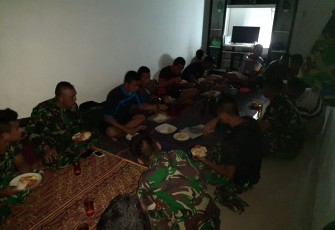 Satgas TMMD santap Makanan yang Dihidangkan Orang Tua Asuh