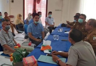 Para anggota DPRK Aceh Singkil saat mengunjungi posko Siaga Gugus Tugas Percepatan Penanganan penyebaran virus Corona atau Covid-19 daerah setempat.