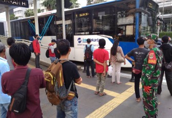 Babinsa Ajak terapkan Social Distancing di Moda Transportasi Umum