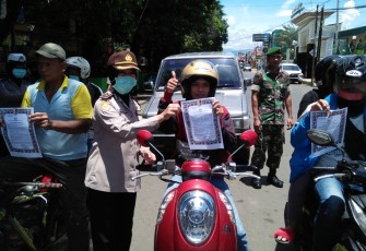 Polres Batang Bersama Kodim Batang Bagikan Selebaran Kepada Pengendara