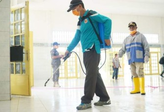 Penyemprotan Disinfektan di RSUD Hasanuddin Damrah