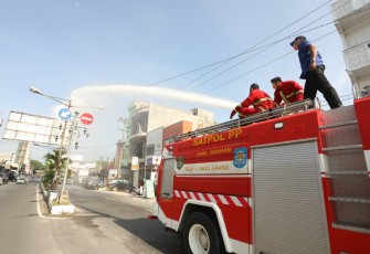 Satpol PP Asahan Lakukan Penyemprotan Disinfektan Wilayah Kota Kisaran
