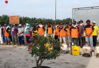 Kades Kampung Bilah Semprotkan Disinfektan ke Fasilitas Umum