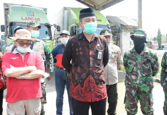 Penyemprotan Cairan Disinfektan di Gerbang Perbatasan Jawa Tengah–Jawa Barat