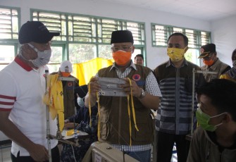 Gubernur Bengkulu Rohidin Mersyah Tinjauan Secara Langsung Proses Pembuatan Masker di Aula Balai Latihan Kerja 