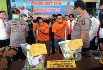 Kapolres Batu Bara AKBP Ikhwan Lubis SH MH didampingi Kasat Narkoba AKP Henry D.B Tobing SH pada saat Konferensi Pers.