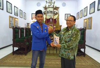 Bupati Rijanto saat menerima cinderamata dari Ketua Umum PMII Blitar
