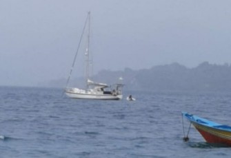 Kapal pesiar yang berlabuh di perairan Telaga Nipa 