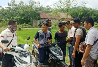 Penangkapan terhadap tersangka di Jalan Lintas Timur Desa Muara Burnai Dua