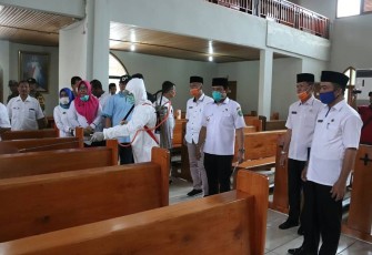 Pemkot Bengkulu Lakukan Penyemperotan Disinfektan di Salah Satu Gereja 