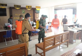 Penyemprotan disinfektan di fasilitas umum
