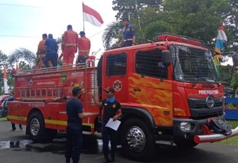 Damkar Kota Bengkulu Semprotkan Disinfektan Secara Massal