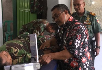 Dandim 0713/Brebes Lakukan Cek Suhu Badan Bagi Anggota TNI Termasuk Tamu  