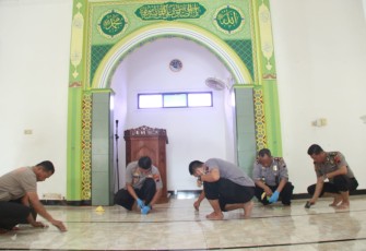 Polres Batang Bersih-Bersih Masjid