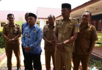 Bupati Labuhanbatu saat konferensi pers terkait virus corona