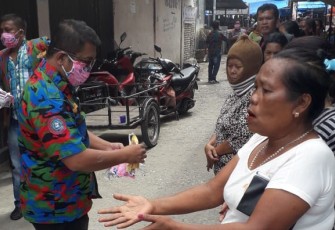 SPSI Samosir Bagikan Masker Gratis