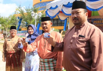Sekda Bintan (Tengah) usai meresmikan gedung pustaka