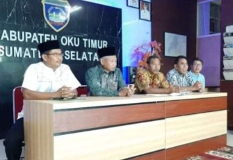 Bupati OKU Timur saat konferensi pers