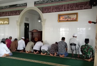 Satgas Pra TMMD Simalungun Salat Dzuhur Berjamaah