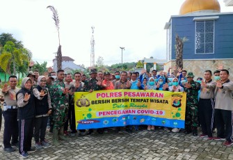 Polres Pesawaran Bersama TNI dan Dinkes Giat Bersih-Bersih di Beberapa Tempat Umum