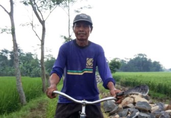 Salah satu warga desa setempat Rasco