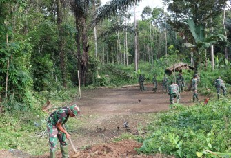 Satgas TMMD 107 Kodim 0207/Sml Bangun Fasilitas Umum di Kawasan Terisolir