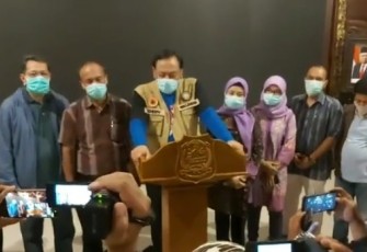Wali Kota Tegal Dedy Yon Supriyono saat melakukan konferensi pers