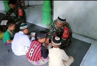 Sertu Rudy dan Serda Suhendri Personil Satgas Pra TMMD Simalungun Ajarkan Anak-Anak Ngaji