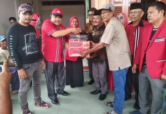 Partai Aceh memberikan bantuan kepada korban kebakaran di Posko Kebakaran Desa Ujung Kabupaten Aceh Singkil.