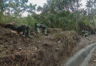 Satgas TMMD Kodim 0207/SML tetap pulas tidur meski beralaskan rumput