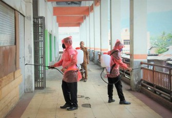 Disperindag Labuhanbatu Semprot Disinfektan di Pasar Glugur