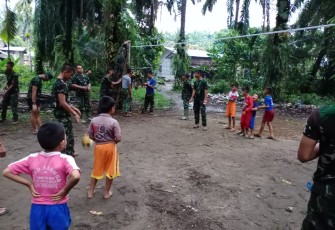 Anak-Anak Nagori Durian Banggal Semangat Bantu Satgas Buat Lapangan Voli