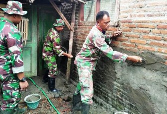 Tangan-Tangan Terampil TNI Satgas Pekalongan Plesterisasi Rehab RTLH