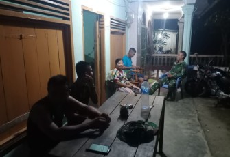 Satgas TMMD Kodim 0207/Sml Bercengkrama dan Hibur Orang Tua Asuh