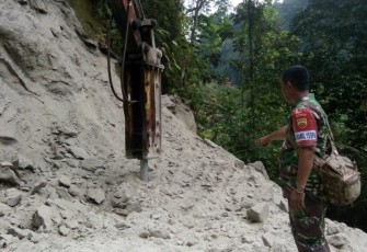Danramil Tinjau Pembukaan Jalan di Nagori Durian Banggal