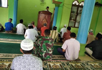 Satgas Pra TMMD Salat Jumat Bersama Masyarakat