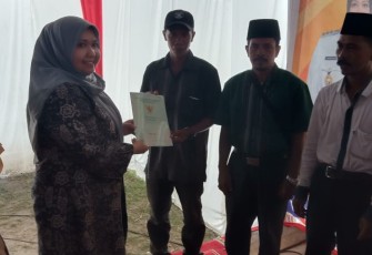 Bupati Muaro Jambi Bagikan Sertifikat Gratis ke Warga Desa Markanding