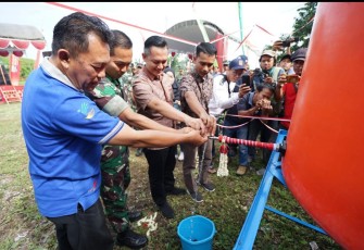Dandim PT gudang garam Tbk dan Muspika saat coba tandon air