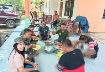 Kebersamaan Satgas Pra TMMD Simalungun di Rumah Orang Tua Asuh