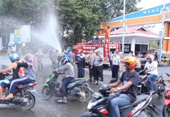 Damkar Semprot Disinfektan di Jalan Protokol dan Fasilitas Umum