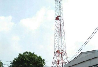 Wanita di Tegal Nekat Panjat Tower