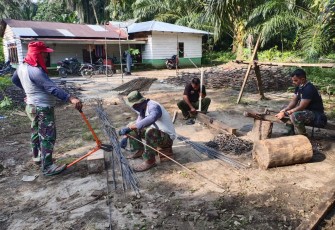 Satgas Pra TMMD Simalungun Rangkai Besi untuk Cor Jalan