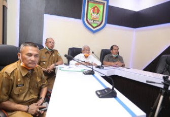 Bupati Asahan H Surya saat melakukan video conference (VC) langsung kepada Gubernur Sumatera Utara (Gubsu) Edy Rahmayadi di ruang Command Center kantor Bupati Asahan