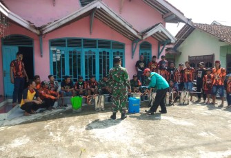 Babinsa dan Pemuda Pancasila Banjarharjo Menuju Sasaran Penyemprotan Disinfektan  
