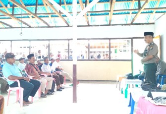 Kanit Binmas Polsek Huamual Moh Naim Kaliky saat sosialisasi pencegahan Covid-19 untuk masyarakat dusun petuanan negeri Luhu