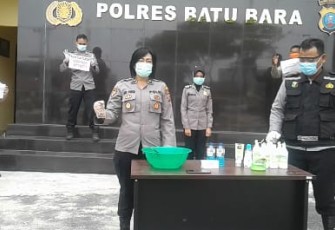 Kabag Sumda Kompol Dr. Sri Pinem, SH, M.kn dan Urkes Polres Batu Bara mendemokan cara pembuatan Hand Sanitizer (Anti Septik Pencuci Tangan) dengan cara praktis.