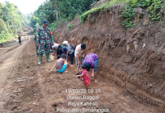 Keceriaan Balita 3 Tahun "Bantu" Satgas TMMD